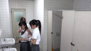 Av ญี่ปุ่น คุณครูหนุ่มขี้เงี่ยนแอบตั้งกล้องในห้องน้ำในโรงเรียนแอบถ่ายนักเรียนสาว