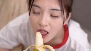 AV Chinese หนังโป๊จีนล่าสุด สอนเสียวน้องเฟรชชี่ 18+ ด้วยการเอากล้วยให้อมแล้วจับยัดเข้าช่องคลอด กินกล้วยแรงดีแต่ถ้าอมควยรุ่นพี่ทำไมเจ็บหีจัง